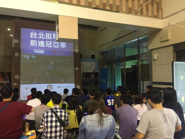 〈圖三〉民眾前往轉播活動現場為臺灣選手加油！