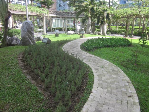 圖1造型變化之可食地景為市府周邊增添不少趣味