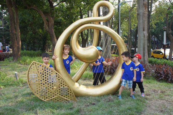 照片11.以音樂為主題的忠誠公園音符入口銘牌