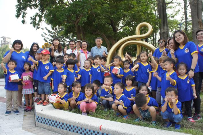 照片2. 柯市長與民眾參與揭牌儀式