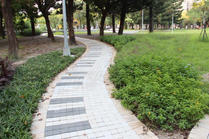 照片8. 鋼琴黑白相間之「琴鍵步道」蜿蜒穿梭公園內