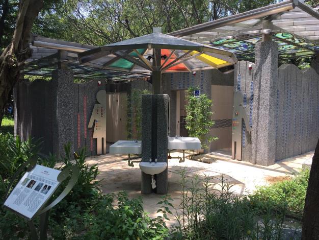 照片6. 公園更新後減壓公廁及彩繪玻璃採光罩