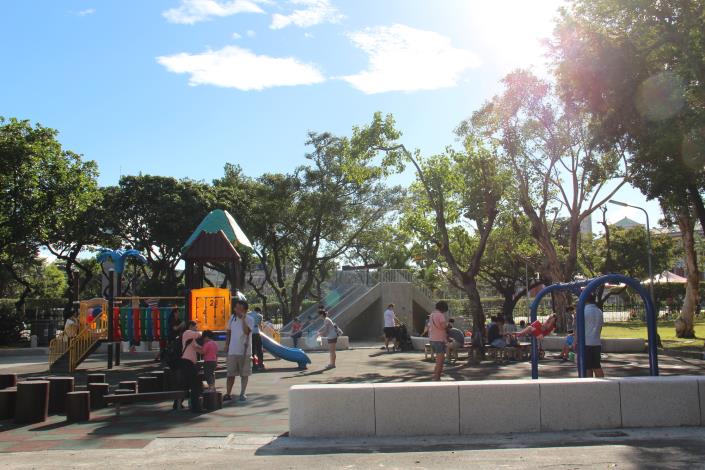 照片05.全新228公園遊戲場深受大人小孩的喜愛
