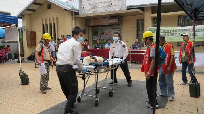 圖13：消防局派遣救護人員至現場將傷患送醫治療。