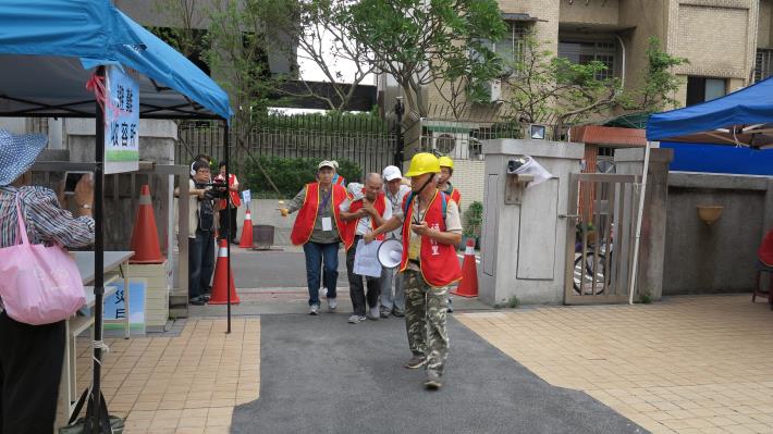 圖14：協助受傷民眾至避難收容所治療。