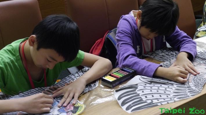 認真彩繪黑鳶風箏