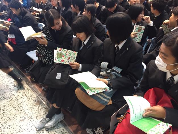同學們都很喜歡《台北滿喫》手冊，拿在手上不停翻閱