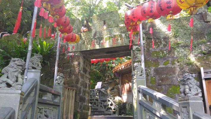 圖5. 用當地岩石砌築隘門