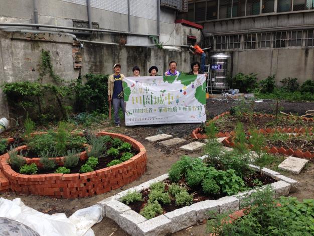 民炤里基地建置-民炤瑪格莉特園圃許里長與社區志工辛苦建置完成開心合照3