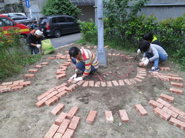 錦安里田園基地建置-錦安轉角香草園建置紀錄排列砌磚過程1