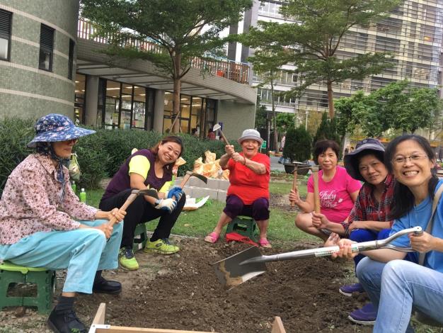 德行公園田園基地建置-張里長帶領社區志工一同改造繽紛農園1