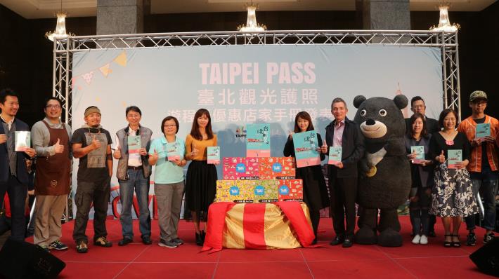 觀傳局局長簡余晏與貴賓及優惠店家共同推薦2017新版Taipei_Pass遊程暨優惠店家手冊。