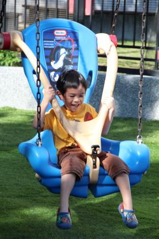 照片12.無障礙式的座椅鞦韆除提供身障小朋友遊玩，更深受大小朋友喜愛