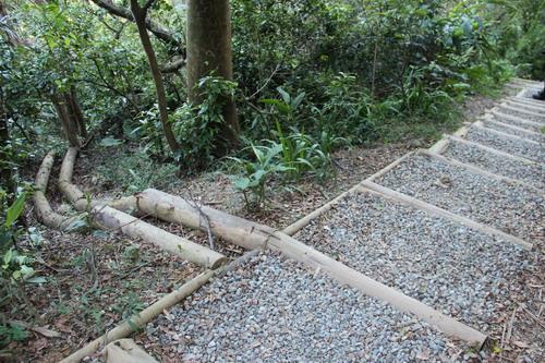 人工搬運、施工更新的原木碎石步道及原木截水溝