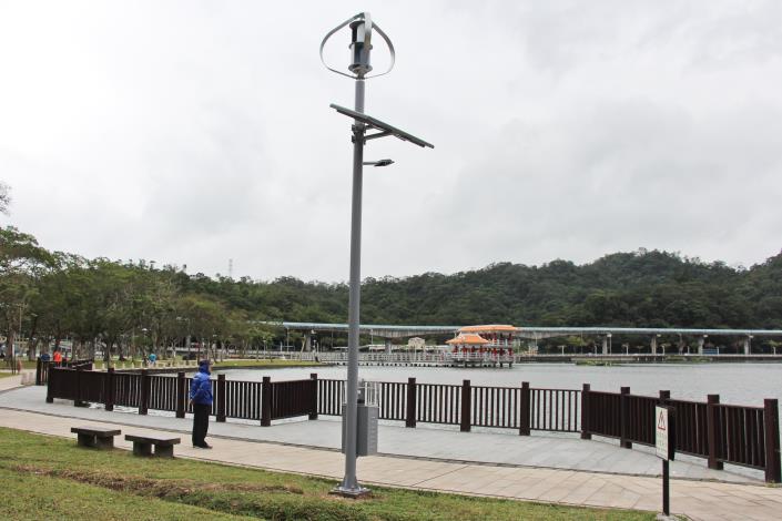 圖3. 大湖公園湖邊步道設置手機充電站風光互補路燈