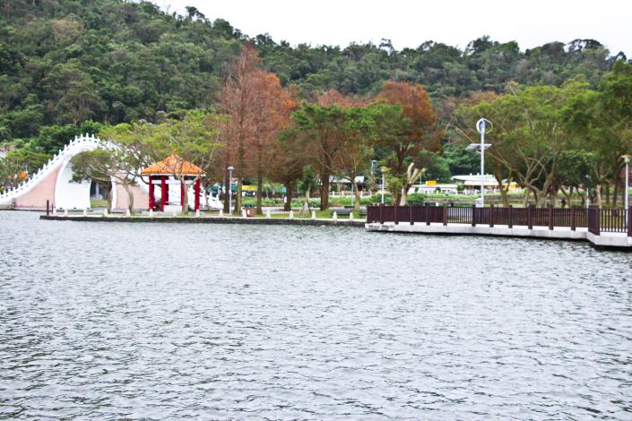 圖4. 大湖公園湖邊步道手機充電站風光互補路燈