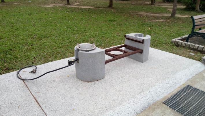 災害發生時，只要拆下防災公園的椅子上半部，就會變成煮飯用的爐灶--邊爐
