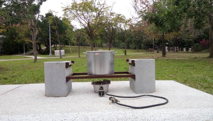災害發生時，只要拆下防災公園的椅子上半部，就會變成煮飯用的爐灶—爐口