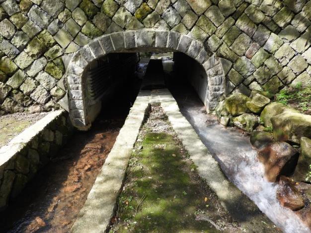 照片7.前山公園水道分流