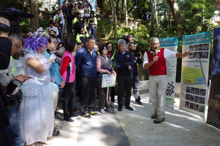 圖17.德鴻老師向市長介紹萃湖的生態以及文山社大、荒野協會與公園處共同努力的成果