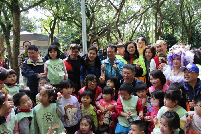 圖14.市長與在木柵公園遊玩的小朋友合影