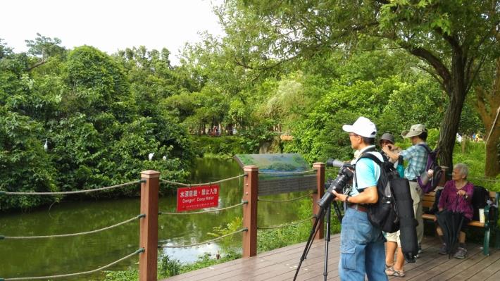 圖3、賞鳥民眾自備望遠鏡賞鳥