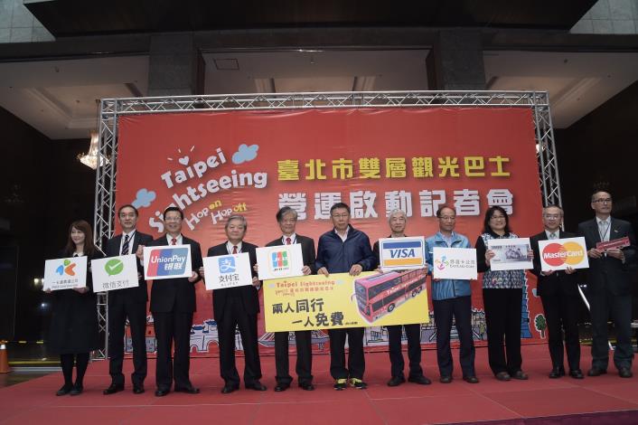 柯市長與賀陳部長及貴賓上台合影
