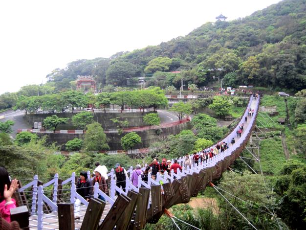 圖2  白石湖龍形吊橋