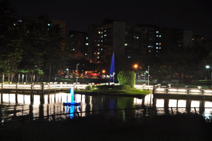 圖 17.青年公園九曲橋噴泉步道夜景 
