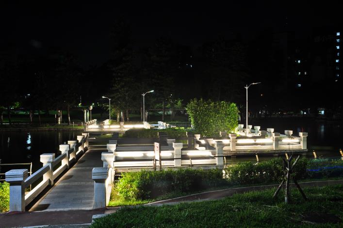 圖 16.青年公園九曲橋噴泉步道夜景