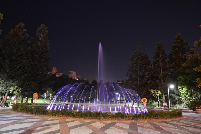 圖 8.忠誠公園音樂噴泉水舞秀夜景 