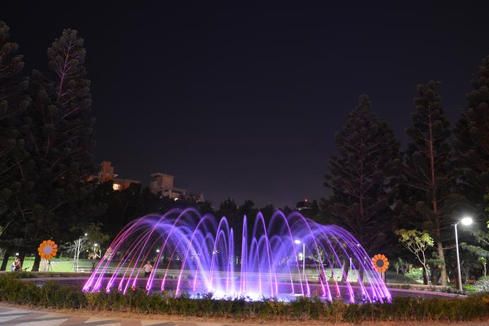 圖 9.忠誠公園音樂噴泉水舞秀夜景 