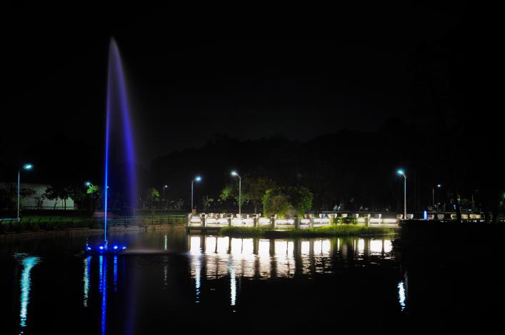圖 15.青年公園九曲橋噴泉步道夜景