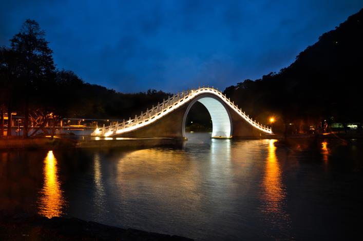 圖 1. 大湖公園錦帶橋夜景