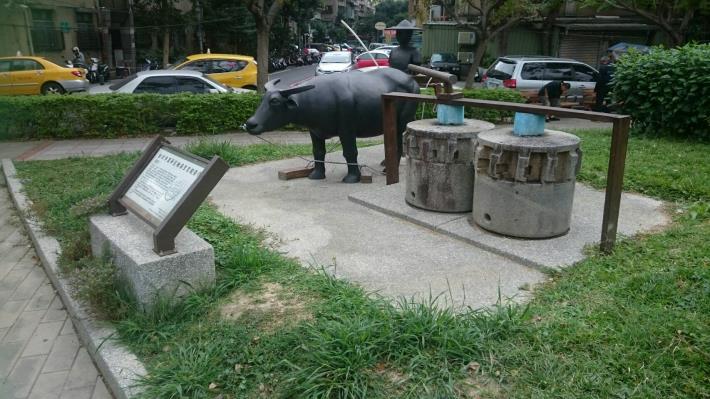 圖8.糖廍文化園區FRP雕像及石磨