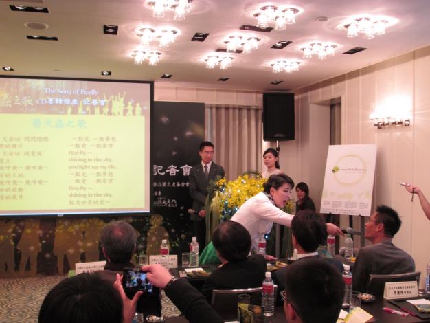圖6.活動現場各個都能朗誦螢火蟲之歌，與會人都唱嗨了