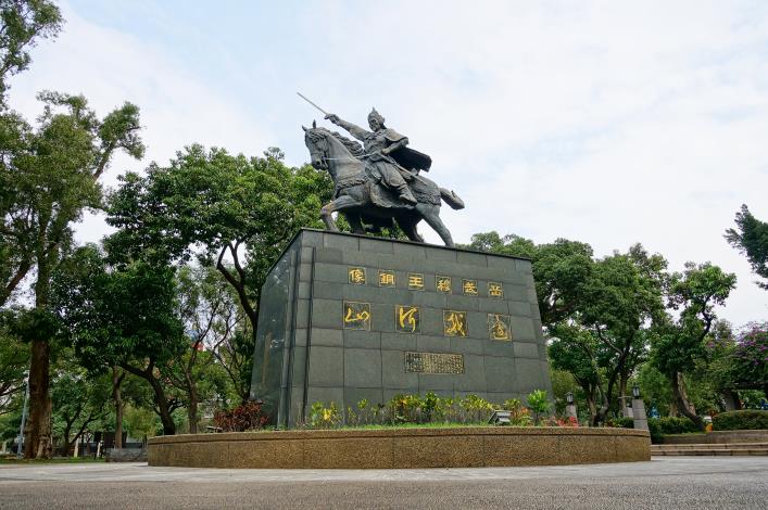 圖4、林森公園內岳飛騎馬紀念銅像，令人遙想當年英雄馬上英姿