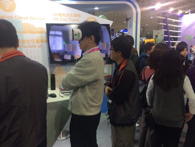 圖說：民眾戴上VR眼鏡體驗認識各個文化場館的歷史文化內涵。