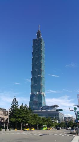 圖5. 熱鬧的信義地標百貨商圈