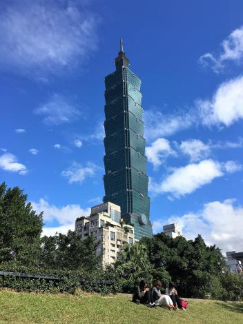 圖7. 眷村文化公園的斜屋頂草坡，是與臺     北101合照的好所在