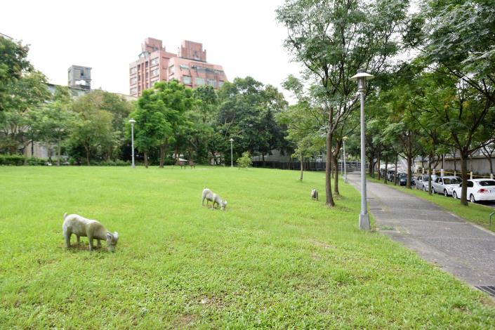 圖8.四分河濱公園可愛的小羊雕塑