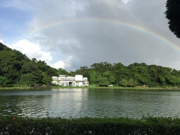圖1.碧湖公園沿湖景色。