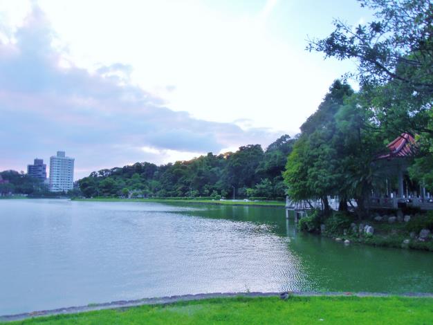 圖2.碧湖公園沿湖景色