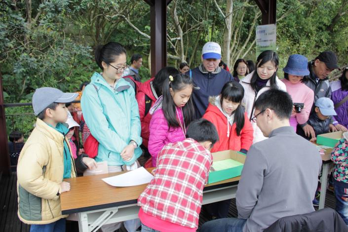 與關主互動,認識森林的多功能服務。