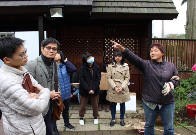 圖2、玫瑰花栽培達人陳主奉督導介紹玫瑰的生長概況及背後故事。