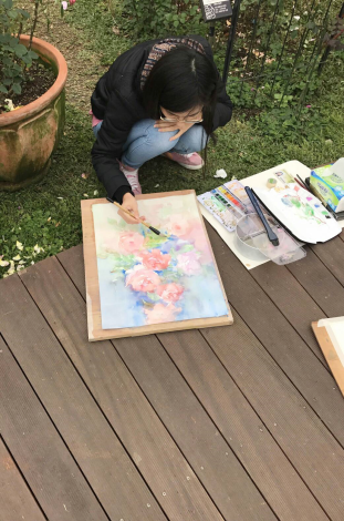 圖3、師大美術系學生透過觀察玫瑰的優美姿態，創作出獨一無二的寫生作品。