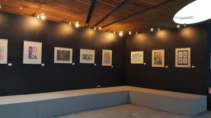 圖4、師大美術系師生於「臺北典藏植物園」展出畫作，表現玫瑰各種的不同風情。