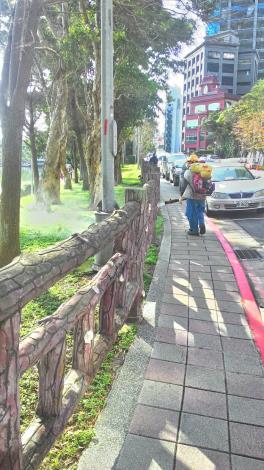 環保局加強內湖區碧湖公園環境清理及消毒作業照片，共4張