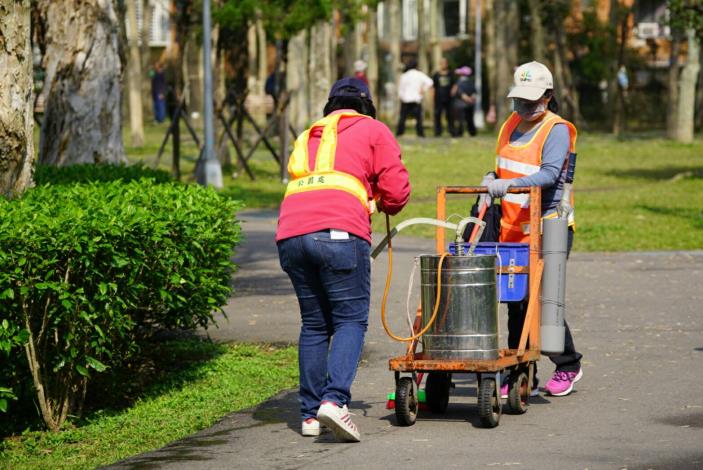 圖四、公園處進行消毒噴藥作業