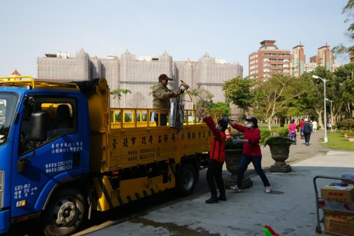 圖三、公園處人員將出發前往高危點公園綠地進行消毒噴灑作業